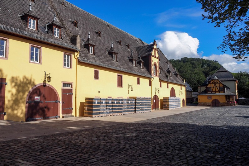 a view of the Schloss Vollrads courtyard in Rheingau