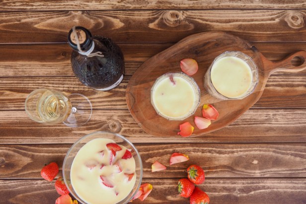 This Hugo-Zabaglione with Strawberries has everything to become your new favourite Italian dessert this Spring