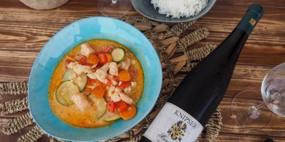Knipser Riesling Mandelpfad, the perfect pairing for this flavourful Coconut Fish Curry