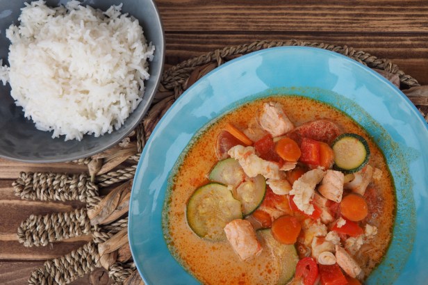 Knipser Riesling Mandelpfad, the perfect pairing for this flavourful Coconut Fish Curry