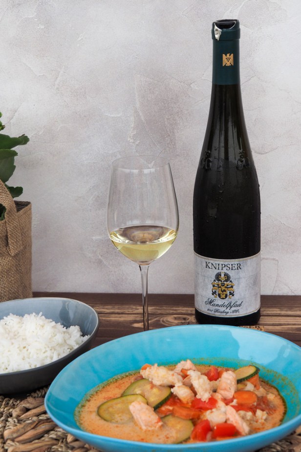 Knipser Riesling Mandelpfad, the perfect pairing for this flavourful Coconut Fish Curry