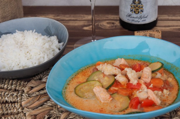 Knipser Riesling Mandelpfad, the perfect pairing for this flavourful Coconut Fish Curry