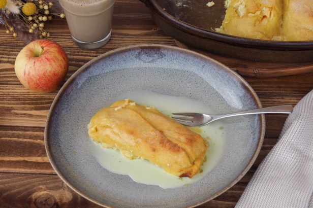Baked Apple-Maultaschen with White Chocolate Sauce