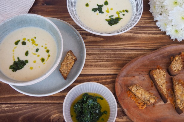 A tasty Kohlrabi-Apple Soup with Parmesan Sourdough Bread