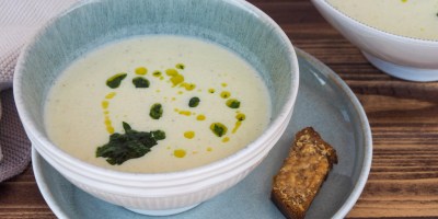 A tasty Kohlrabi-Apple Soup with Parmesan Sourdough Bread