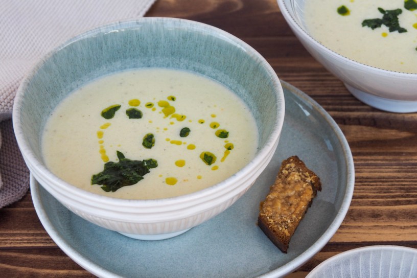 A tasty Kohlrabi-Apple Soup with Parmesan Sourdough Bread