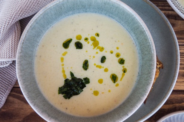A tasty Kohlrabi-Apple Soup with Parmesan Sourdough Bread