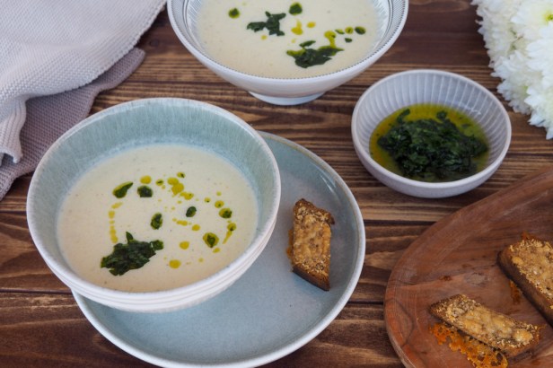 A tasty Kohlrabi-Apple Soup with Parmesan Sourdough Bread