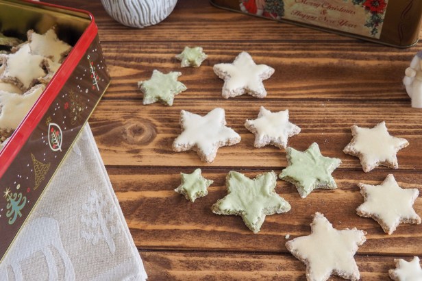 This year, make your Zimtsterne aka Cinnamon Star Cookies in three exiting variations