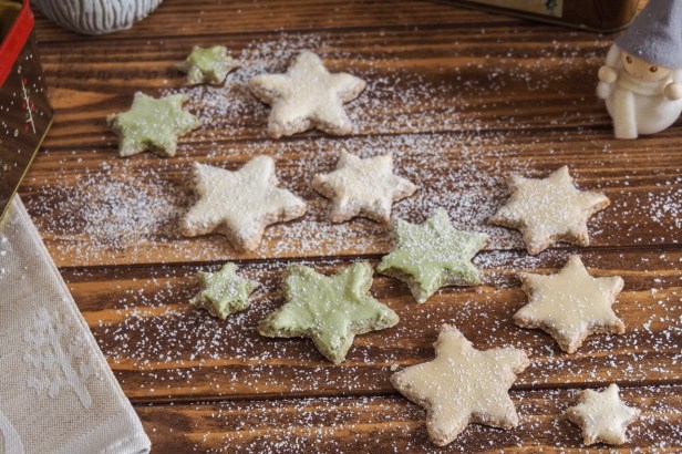 This year, make your Zimtsterne aka Cinnamon Star Cookies in three exiting variations