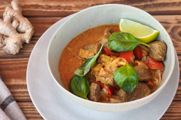 Coconut Milk Curry With Lamb | Fritz Waßmer Viogier Réserve 2018