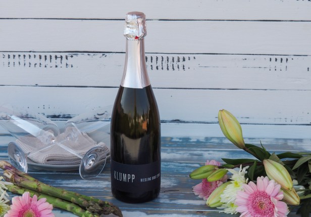 A Perfect Spring Aperitivo: Mini Asparagus Tarts | Klumpp Riesling Sekt Brut
