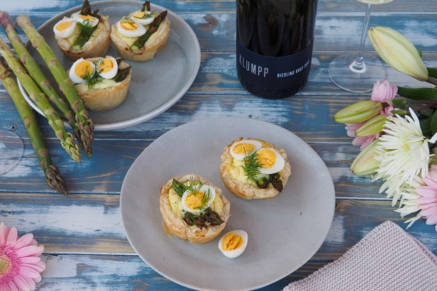 A Perfect Spring Aperitivo: Mini Asparagus Tarts | Klumpp Riesling Sekt Brut