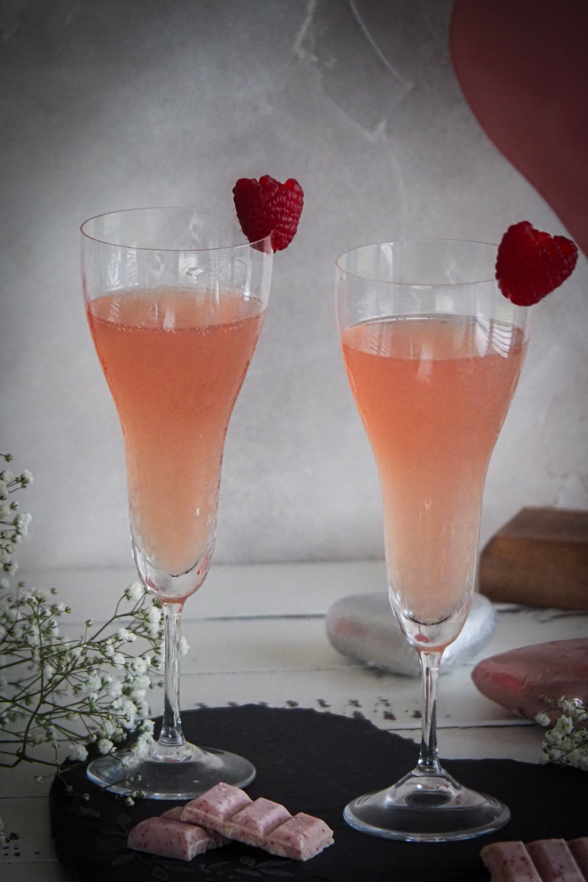 French 75 Rosé: Cocktail Valentine Dễ Làm Từ Rượu Vang Hồng