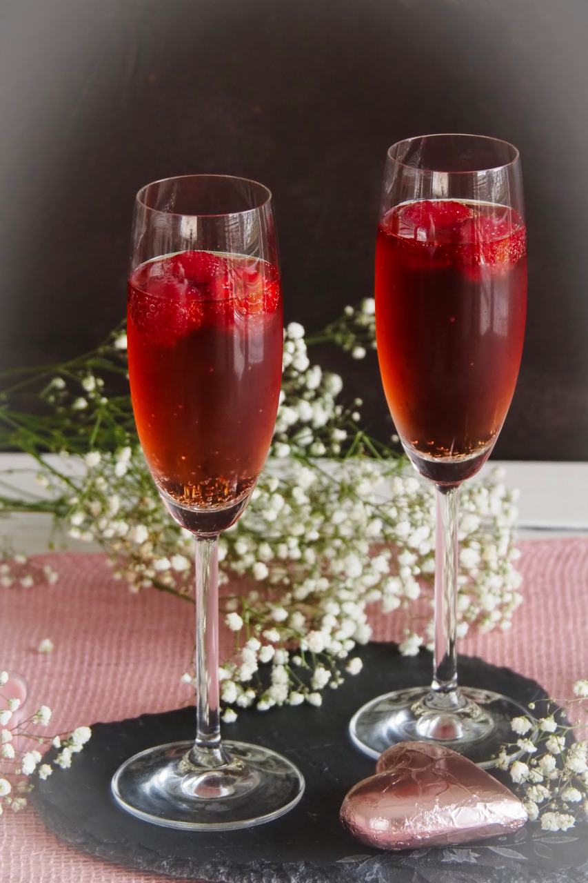 Pha Chế Cocktail Kir Royal Đơn Giản Cho Ngày Valentine